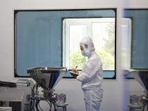 不負(fù)秋日好時(shí)光 ，亞歐廠里生產(chǎn)忙， 機(jī)器轟鳴干勁足，熱火朝天普新章！